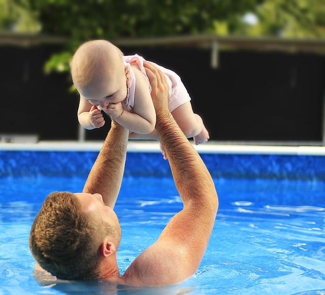 otec se synem v bazénu